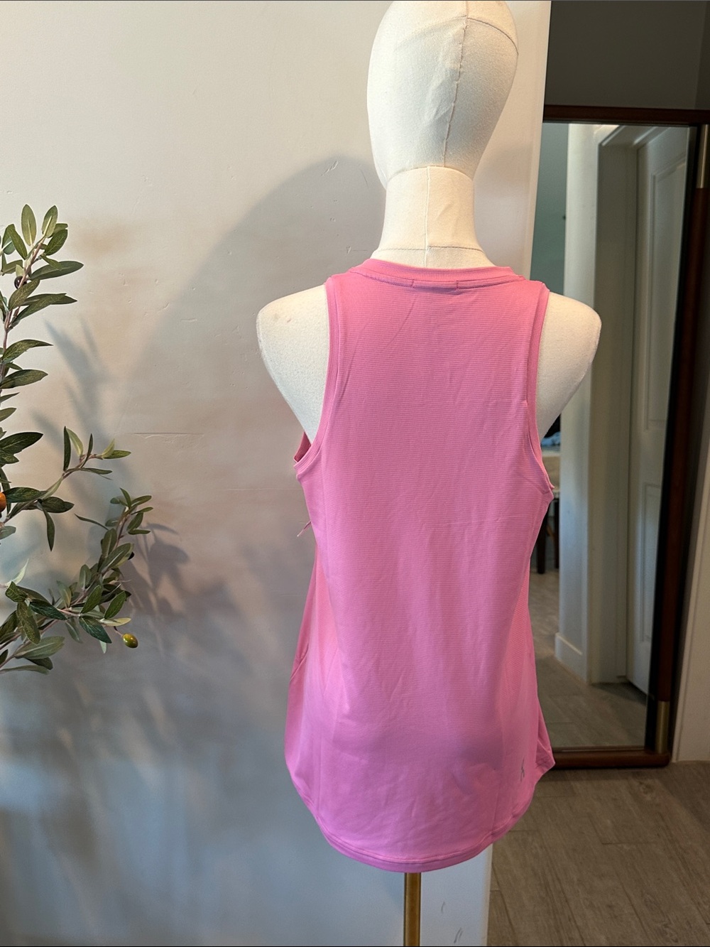 On Women's Core Pink Running Tank New! - Picture 11 of 13